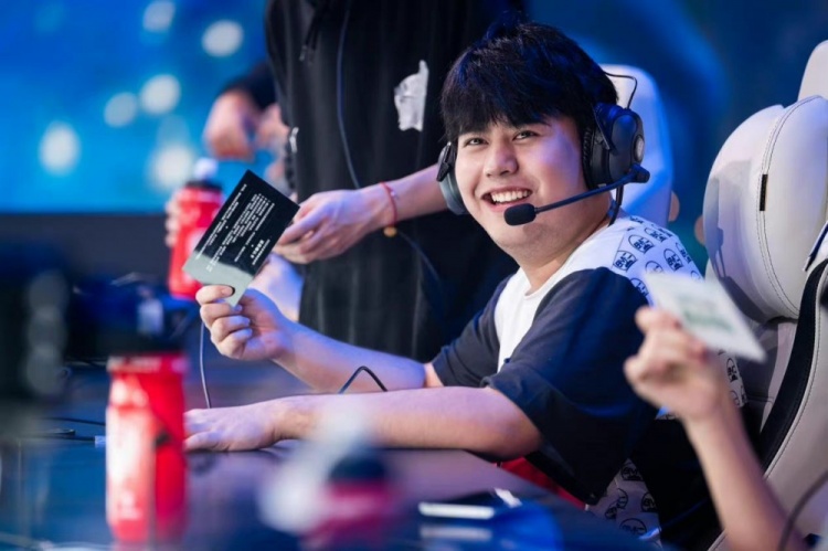 边后卫内收 边后卫内收